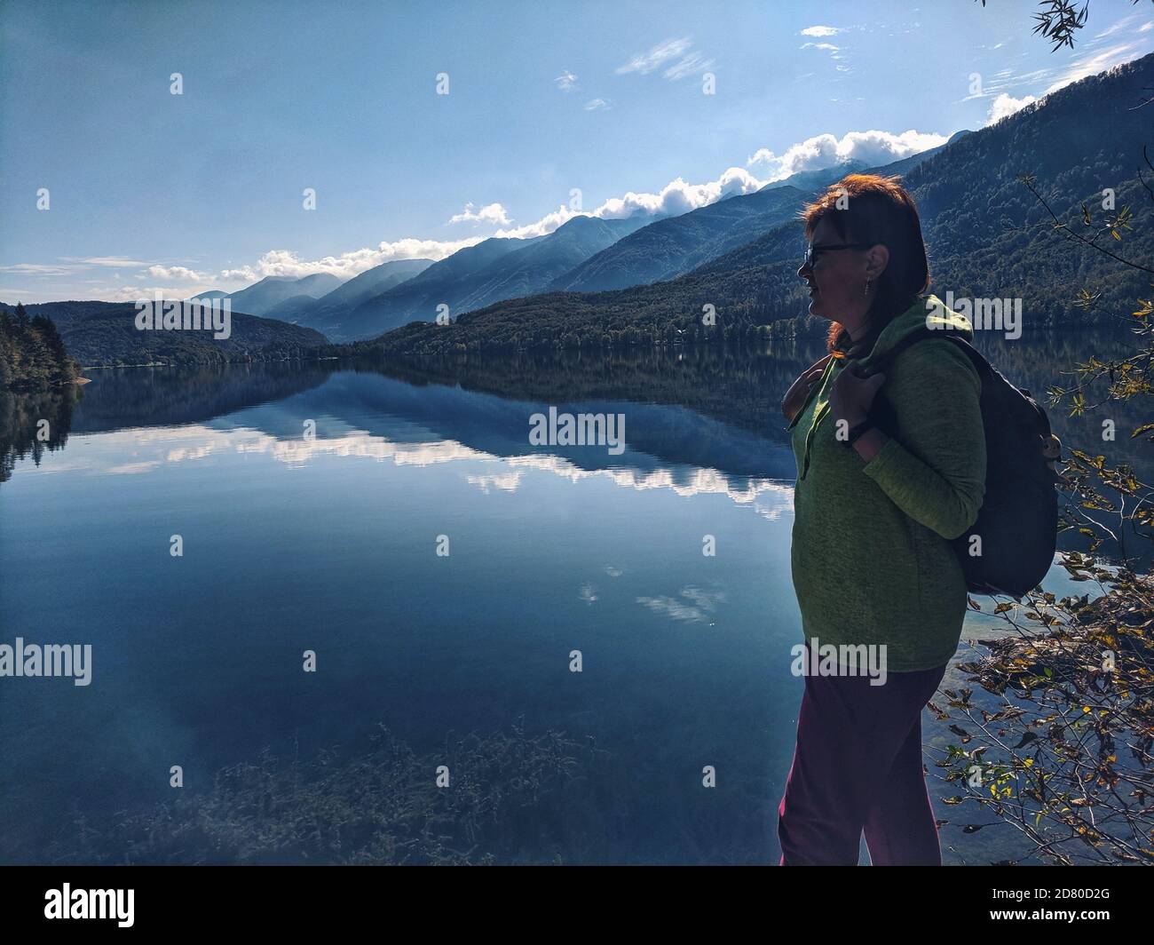 Frau Reisende in schönen Berglandschaft und in der Nähe Bohinj See Im Herbst Stockfoto