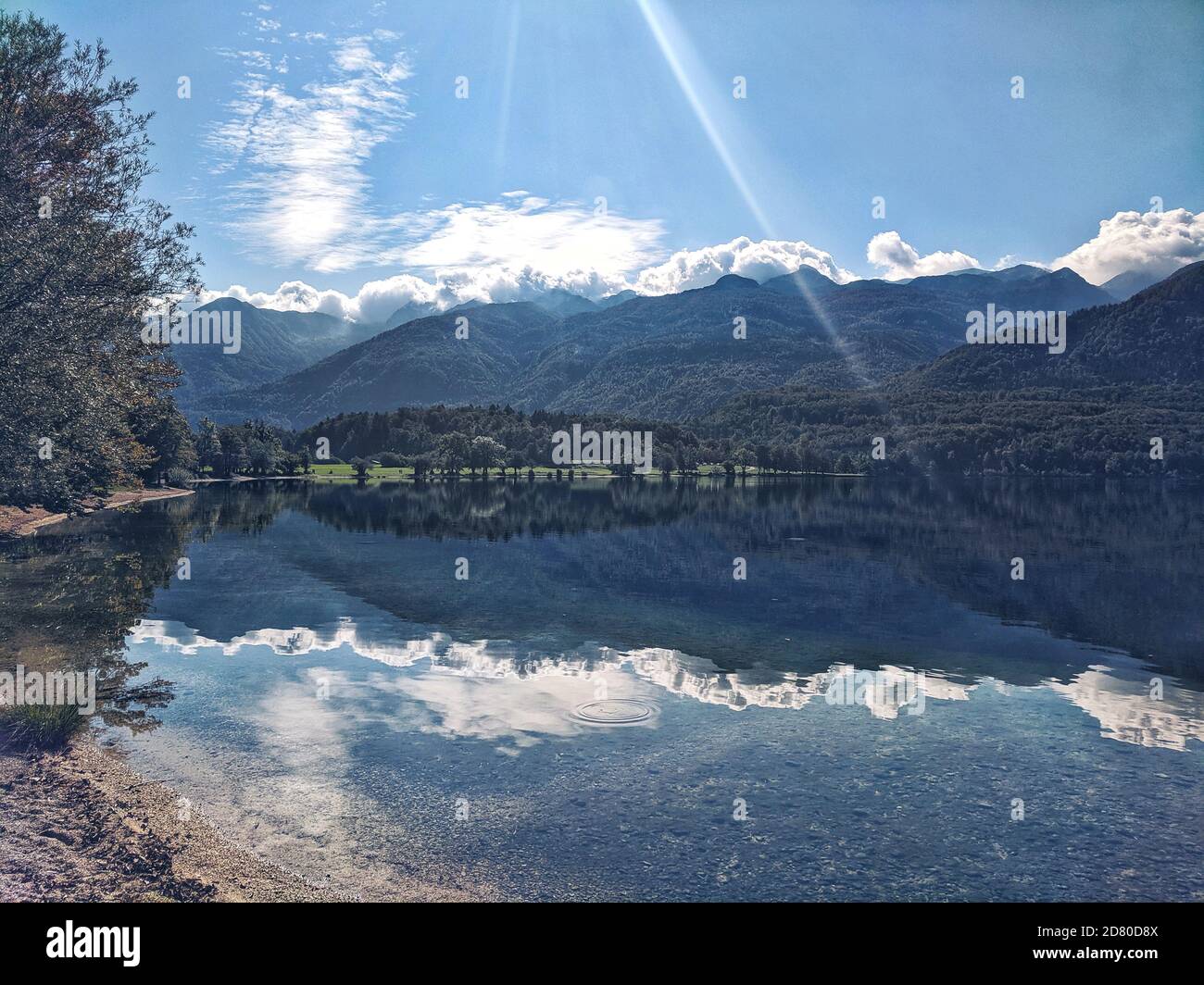 Landschaftlich schöne Berglandschaft und Bohinj See in Herbst Stockfoto