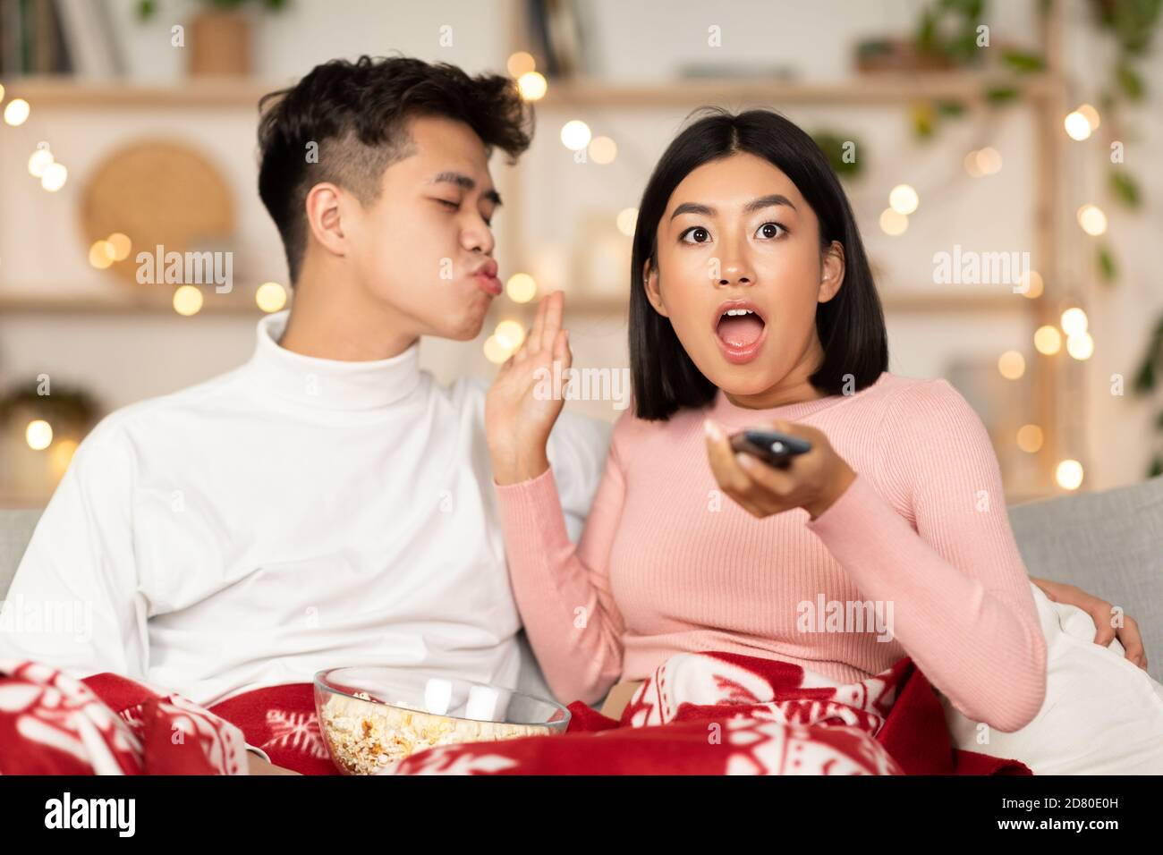 Asiatische Frau Beobachten Film Verweigern Zu Küssen Freund Zu Hause Stockfoto
