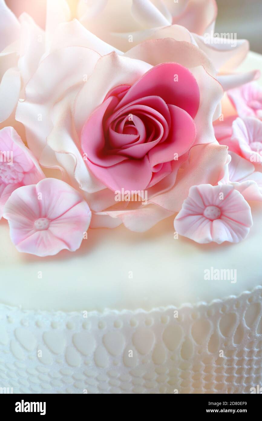 Zuckerrosen Dekoration für einen Hochzeitstorte und leeren Raum Für Text Stockfoto
