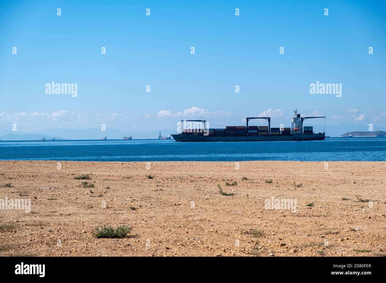 Container Frachtschiff beladen, Import-Export-Geschäft und Logistik. Drapetsona Werft, Piräus, Griechenland. Handels- und Transportkonzept. Stockfoto