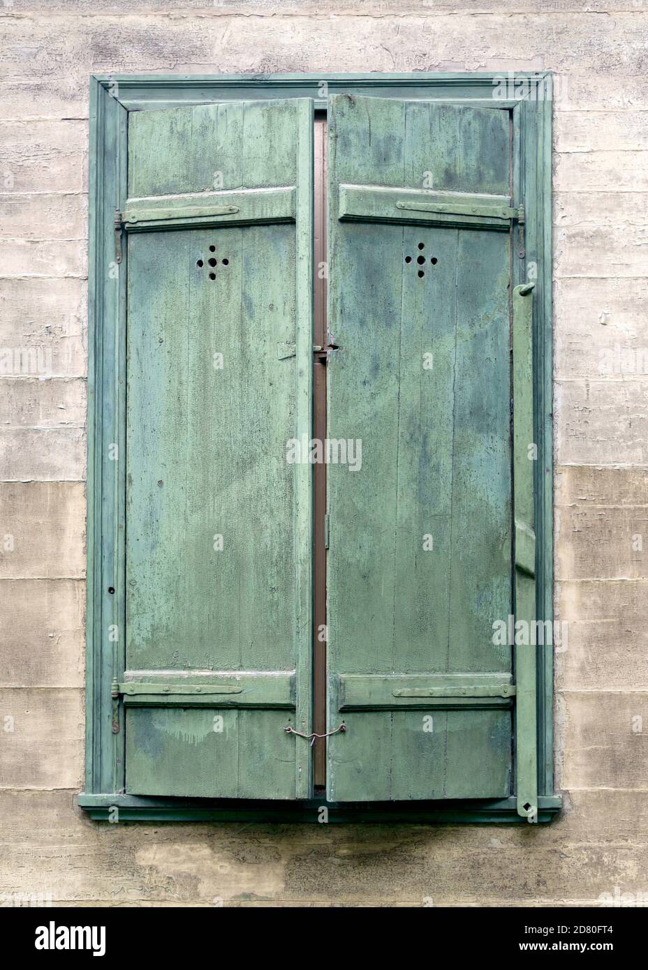 Fest geschlossene Fensterläden auf dem Fenster eines alten Hauses. Stockfoto