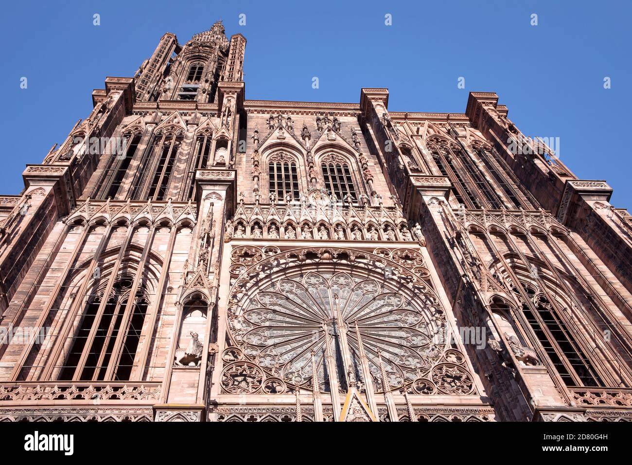 Ansicht der Kathedrale Notre Dame in Straßburg. Dekorative Fassade mit Rosenfenster. Straßburg, Frankreich. Stockfoto