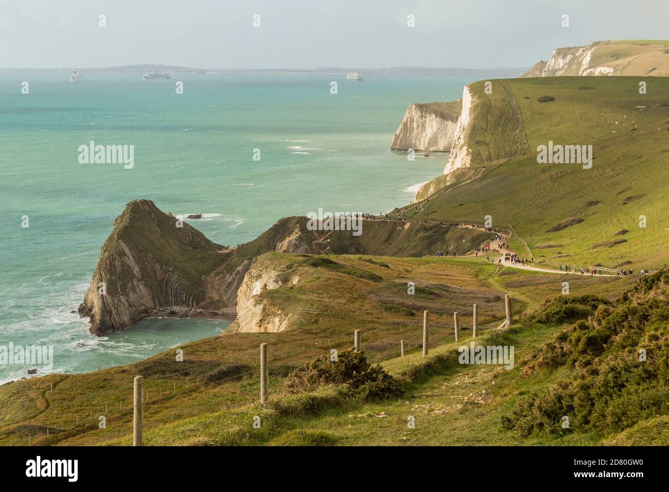 Dies ist ein Bild der jurassischen Küste in Dorset, England, aufgenommen vom Hauptweg. Stockfoto