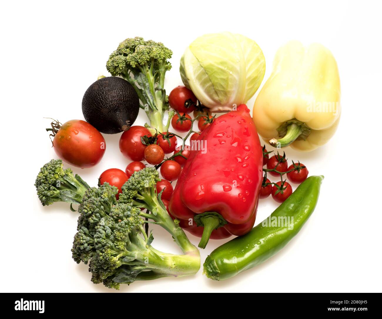 Paprika mit Kirschtomaten und Kohl isoliert auf weißem Hintergrund. Set von Bio-Gemüse. Brokkoli, schwarzer Rettich und Weißkohl mit Chili und Tomatenzusammensetzung. Greengrocery-Konzept Stockfoto
