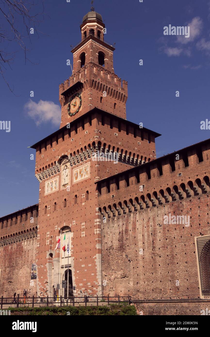 Castello Sforzesco von Mailand gegen blauen Himmel Stockfoto