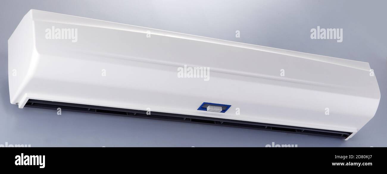 Eine Lufttür oder ein Luftvorhang ist ein Gerät, das verhindert, dass Luft oder Verunreinigungen von einem offenen Raum in einen anderen gelangen. Stockfoto