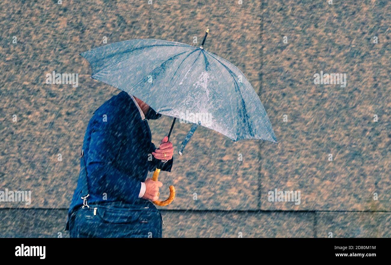 Montreal, Quebec, Kanada, Oktober 13, 2020.Business-Mann zu Fuß mit Regenschirm im Regen.Credit:Mario Beauregard/Alamy News Stockfoto