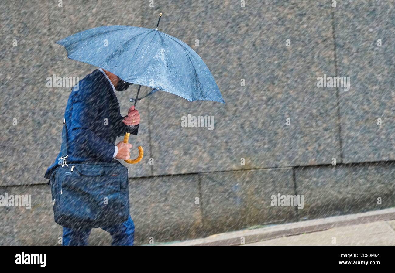 Montreal, Quebec, Kanada, Oktober 13, 2020.Business-Mann zu Fuß mit Regenschirm im Regen.Credit:Mario Beauregard/Alamy News Stockfoto