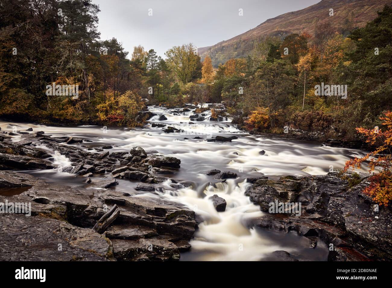 Herbstliche Farbe an den Wasserfällen von Dochart im Dorf Killin, Stirling Stockfoto