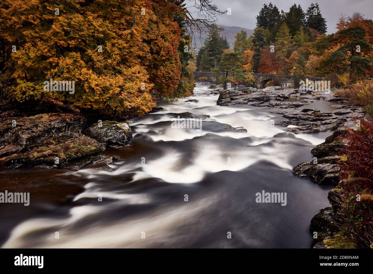Herbstliche Farbe an den Wasserfällen von Dochart im Dorf Killin, Stirling Stockfoto