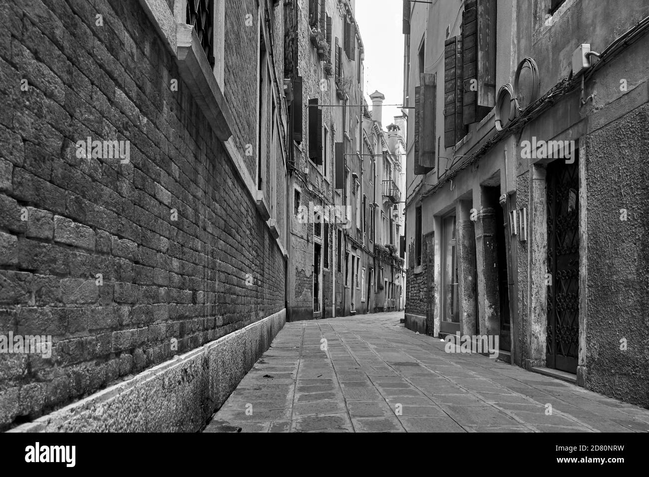 Blick auf leere Straße in Venedig, Italien. Schwarz-Weiß-Stadtfotografie Stockfoto