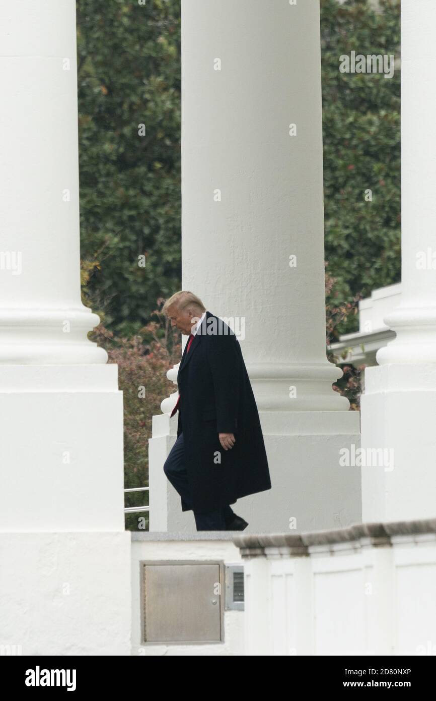 Washington, Usa. Oktober 2020. US-Präsident Donald J. Trump verlässt am Montag, den 26. Oktober 2020, das Weiße Haus in Washington, DC, das zu politischen Ereignissen in Pennsylvania aufbricht. Foto von Chris Kleponis/UPI Kredit: UPI/Alamy Live News Stockfoto