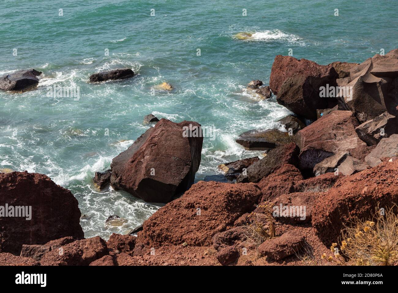 Roter Strand. Santorini, Inseln der Kykladen, Griechenland. Schönen Sommerlandschaft mit einem der berühmtesten Strände der Welt. Stockfoto