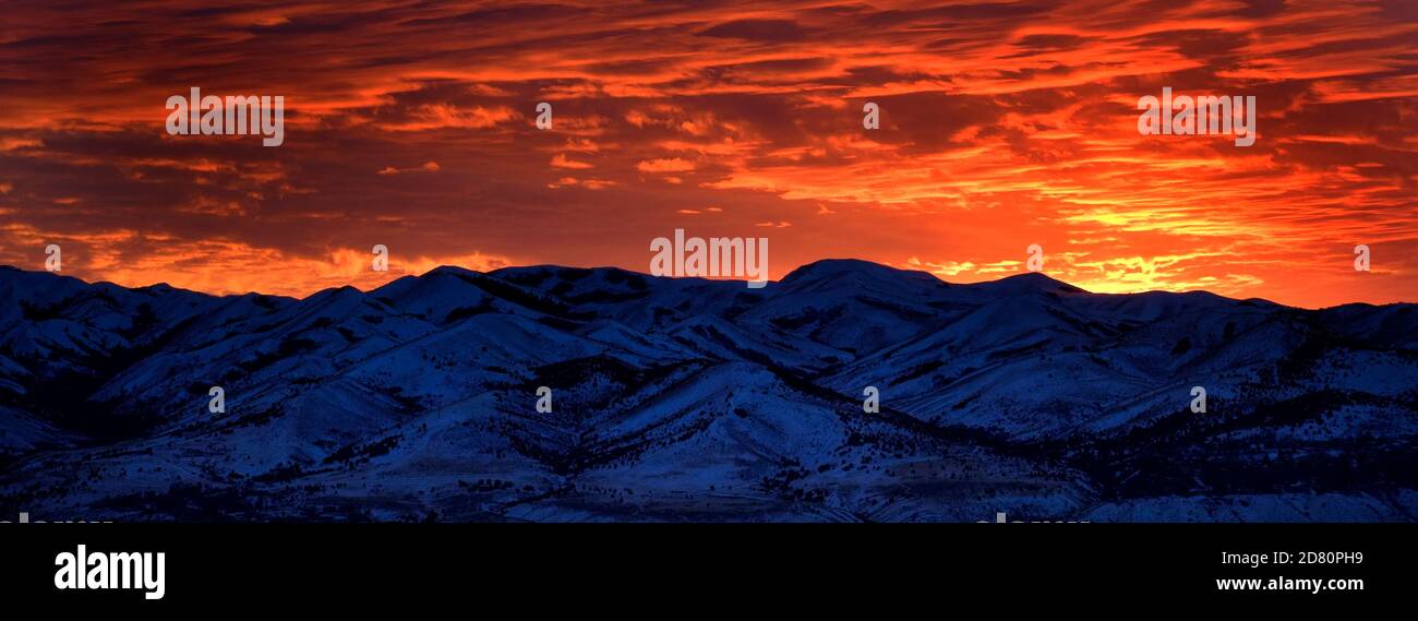 Wolken im Himmel Wildnis Sonnenauf- oder Sonnenuntergang Berge Stockfoto