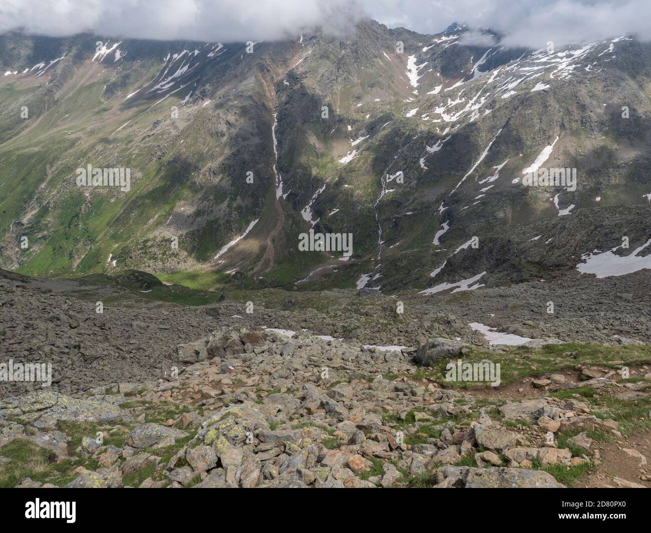 Blick vom Niederl Sattel auf die Nurnberger Hütte und schneebedeckte Gipfel am Stubaier Wanderweg, Stubaier Hohenweg, Sommer Felsenalpenlandschaft Stockfoto