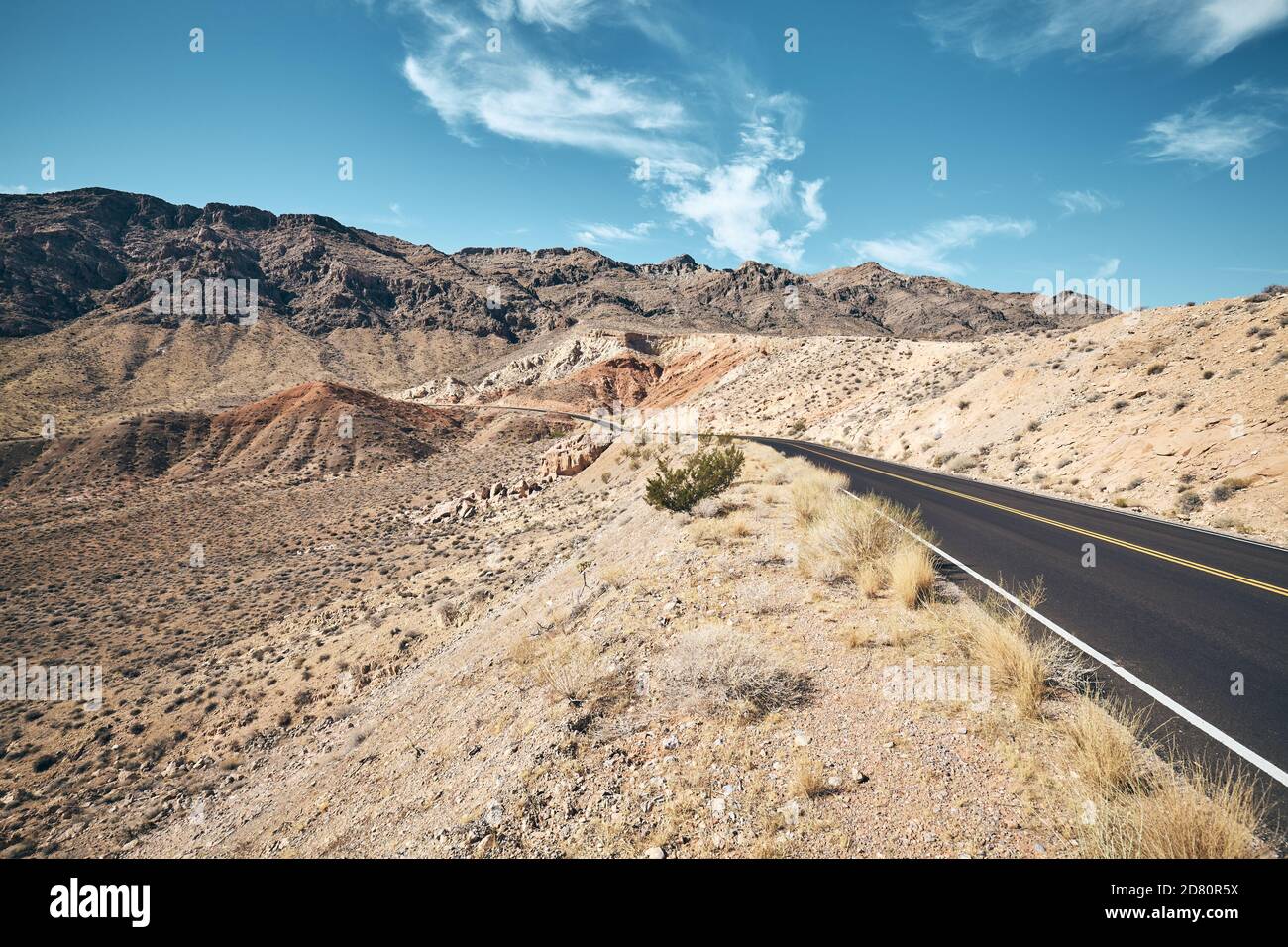 Landschaftlich schöne Wüstenstraße im Valley of Fire State Park, Farbtonung angewendet, Nevada, USA. Stockfoto