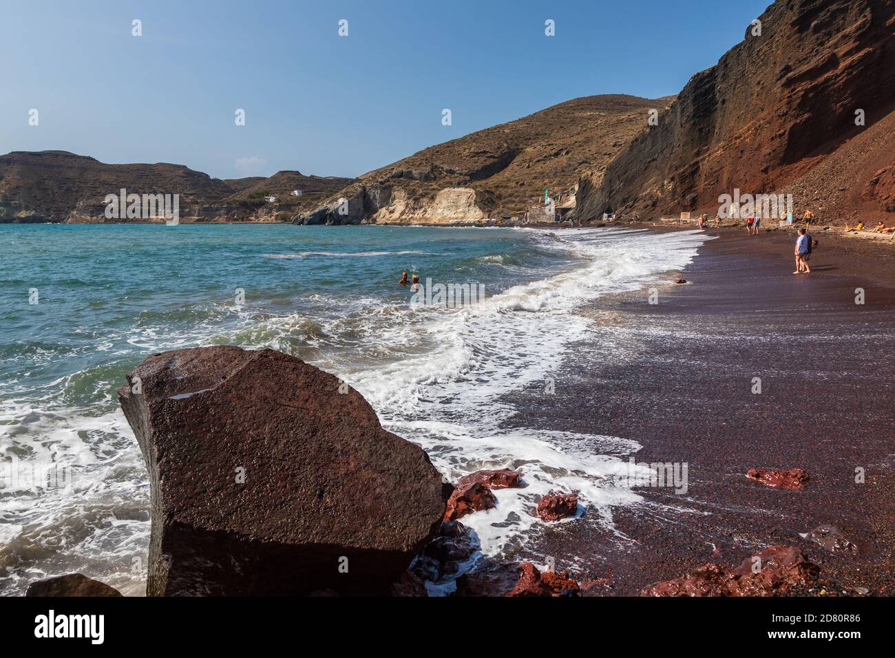 Santorini, Kykladen Archipel, Griechenland - 18. September 2020: Touristen am Roten Strand, einem der beliebtesten Strände der Welt. Schöner Sommer Stockfoto