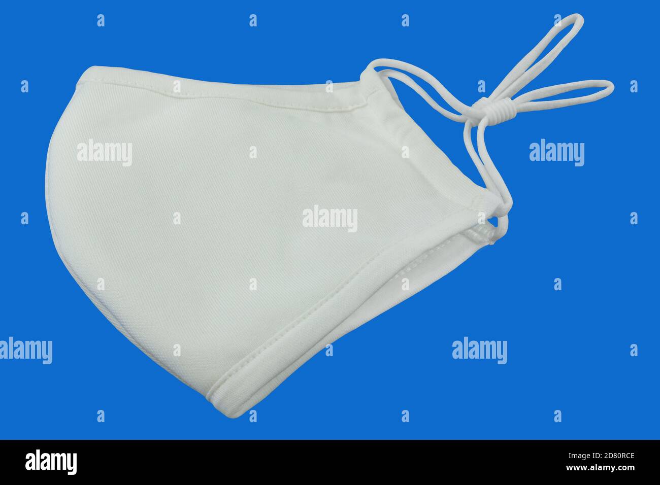 Weiße KN 95 Maske auf blauem Hintergrund Stockfoto