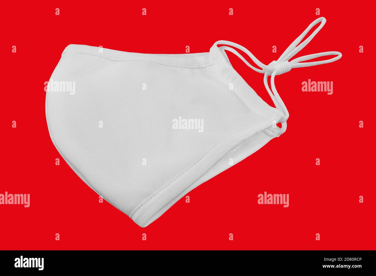 Schutzmaske KN 95 vor rotem Hintergrund Stockfoto