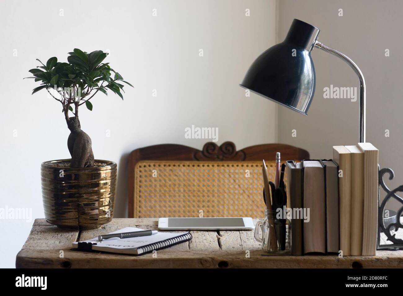 Ein Arbeitsplatz im Home Office, der organisiert und bereit ist, für produktives Arbeiten von zu Hause aus genutzt zu werden. Stockfoto