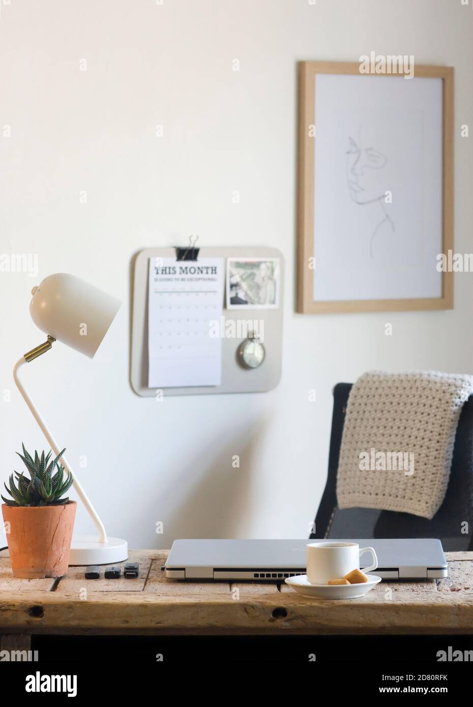 Ein Arbeitsplatz im Home Office, der organisiert und bereit ist, für produktives Arbeiten von zu Hause aus genutzt zu werden. Stockfoto