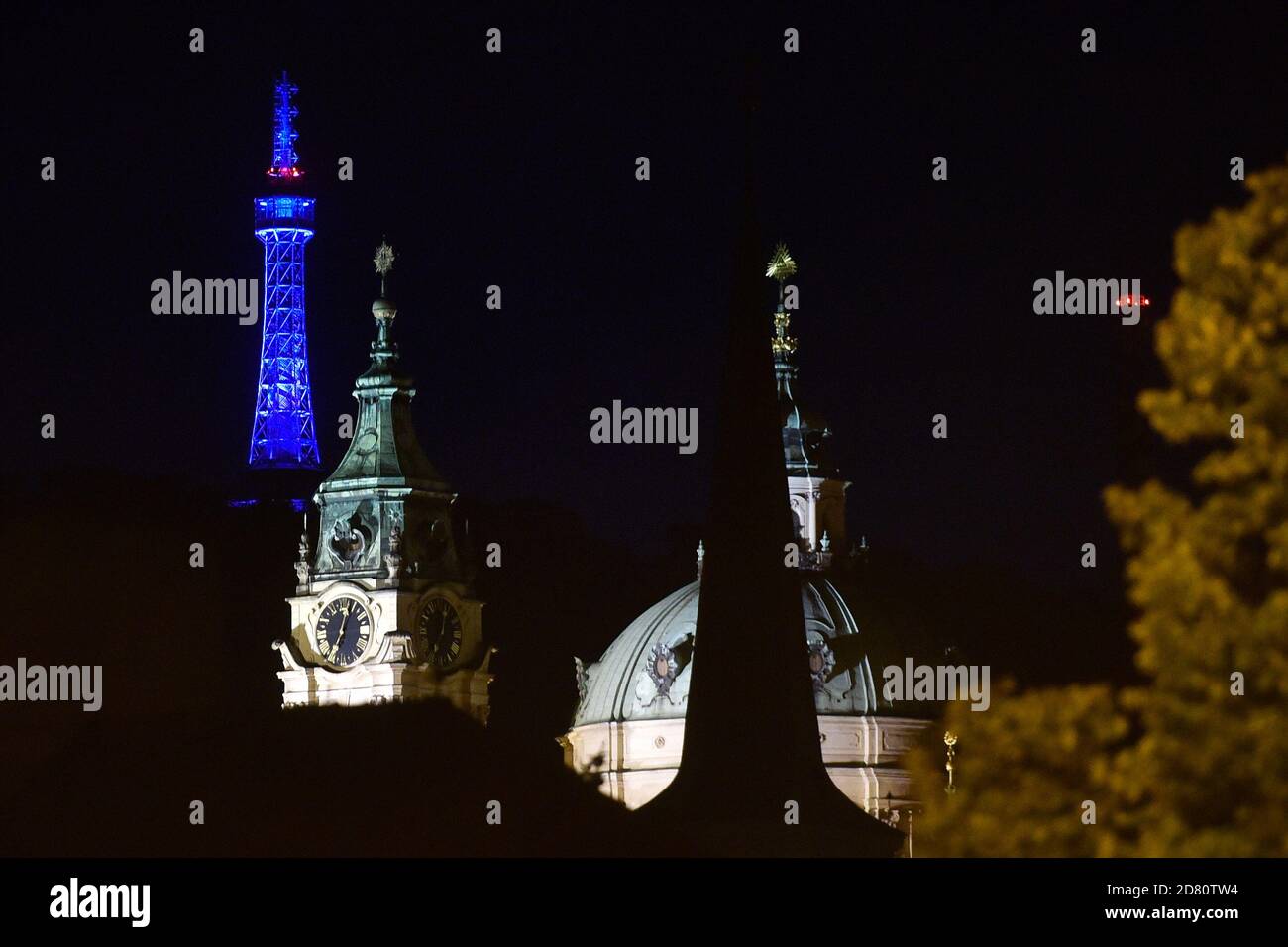 Der Aussichtsturm Petrin ist blau beleuchtet, um an den 75. Jahrestag der Vereinten Nationen in Prag, Tschechische Republik, 24. Oktober 2020 zu erinnern. Einige Institutionen, Botschaften und Rathäuser hissen die blaue UN-Flagge. Die blaue Kampagne findet in ganz Europa statt. (CTK Photo/Michaela Rihova) Stockfoto