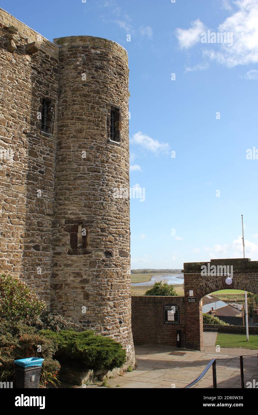 Ypern Tower aus dem 14. Jahrhundert, der Teil der Verteidigung von Rye mit Kanonen war, jetzt Rye Castle Museum, mit Ausstellungen zur lokalen Geschichte,RYE , EAST SUSSEX, Großbritannien Stockfoto