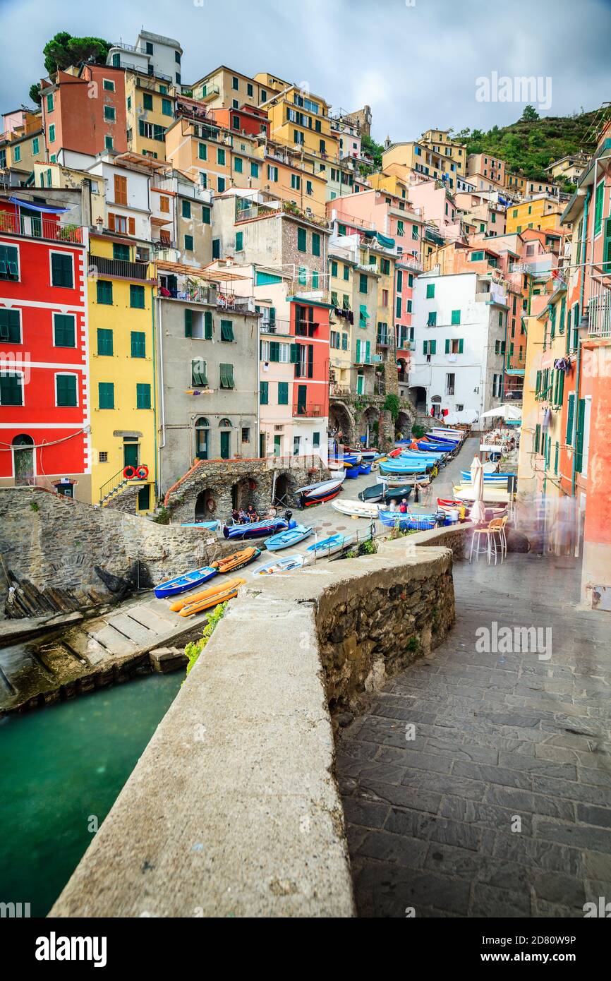 Bunte Häuser des Dorfes Riomaggiore in Cinque Terre Nationalpark in Italien Stockfoto