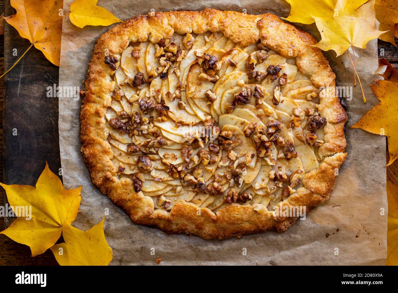 Apfel und Walnuss Mürbeteig Kuchen Stockfoto