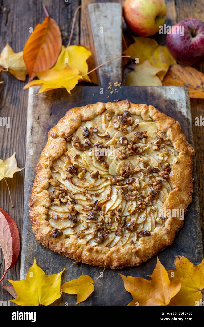 Apfel und Walnuss Mürbeteig Kuchen Stockfoto