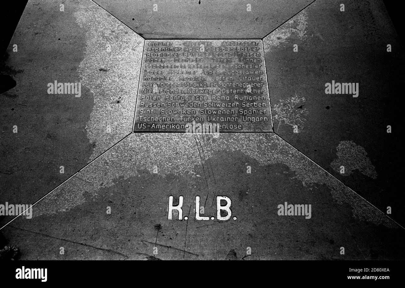 Buchenwald war ein Nazi-Konzentrationslager, das im Juli 1937 auf dem Ettersberg bei Weimar gegründet wurde. Auf dem Haupttor war das Motto Jedem das seine (englisch: 'Jedem sein eigenes') eingeschrieben. Die SS interpretierte dies als das "Meistergeschlecht", das das Recht hatte, andere zu demütigen und zu zerstören.Es war eines der ersten und größten Konzentrationslager innerhalb der 1937 deutschen Grenzen. Viele tatsächliche oder vermutete Kommunisten gehörten zu den ersten Internierten. Gefangene kamen aus ganz Europa und der Sowjetunion – Juden, Polen und andere Slawen, geistig Kranke und körperlich Stockfoto