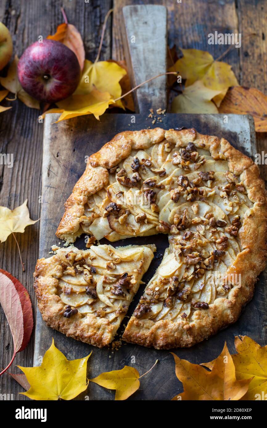 Apfel und Walnuss Mürbeteig Kuchen Stockfoto