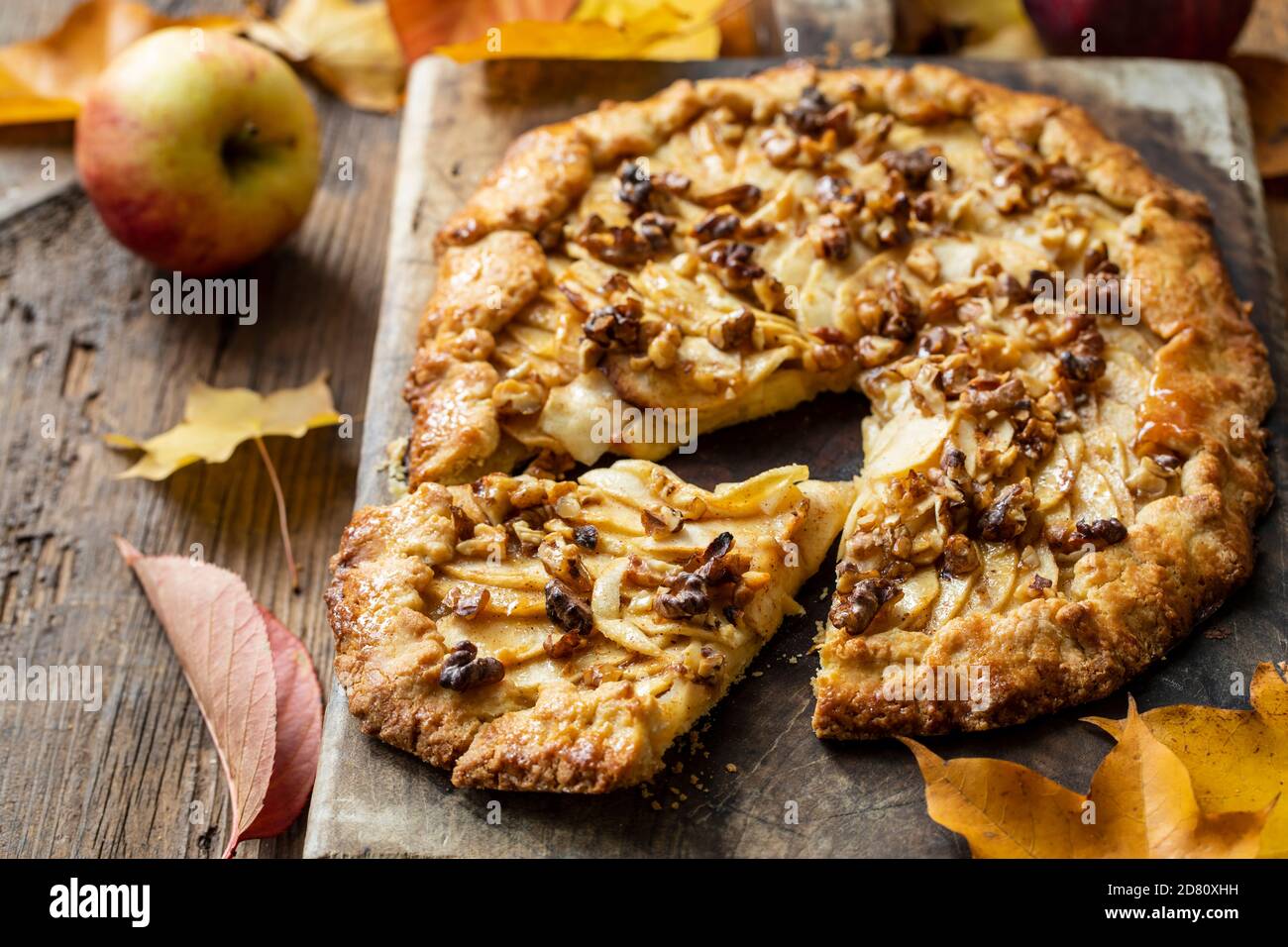 Apfel und Walnuss Mürbeteig Kuchen Stockfoto