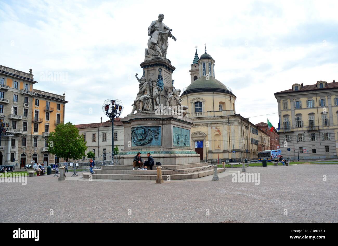 Turin, Piemont/Italien -04/20/2019 - die Statue des italienischen Politikers Camillo Cavour im Carlo Emanuele II Square, auch genannt Carlina. Stockfoto