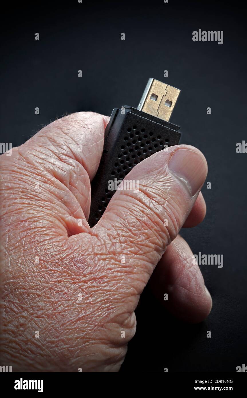Ältere Hand mit Falten halten Memory Stick Stockfoto