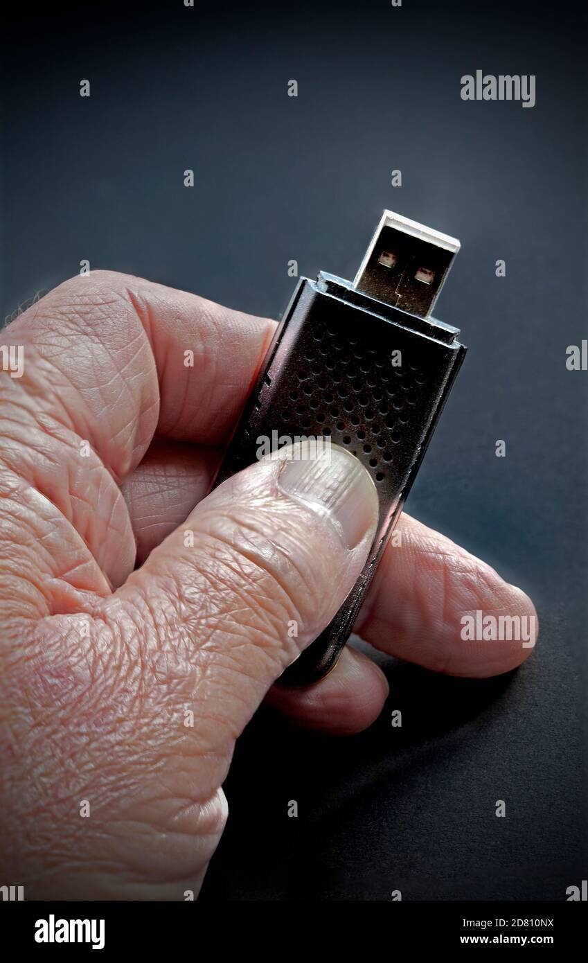 Ältere Hand mit Falten halten Memory Stick Stockfoto