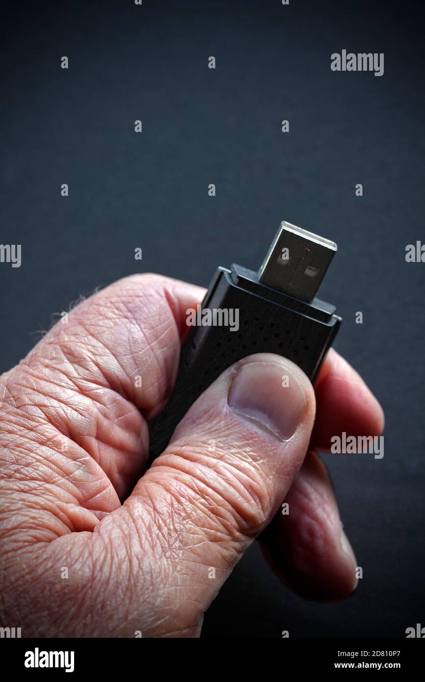 Ältere Hand mit Falten halten Memory Stick Stockfoto