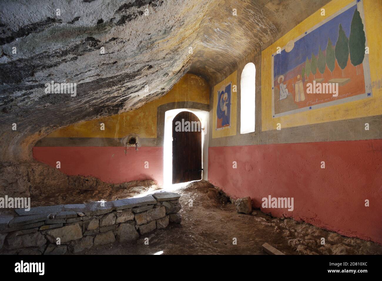 Bemaltes Interieur des Teils Troglodyte oder Höhlenkapelle, Chapelle St-Trophime, in Robion im Verdon Gorge Regional Park Provence Frankreich Stockfoto