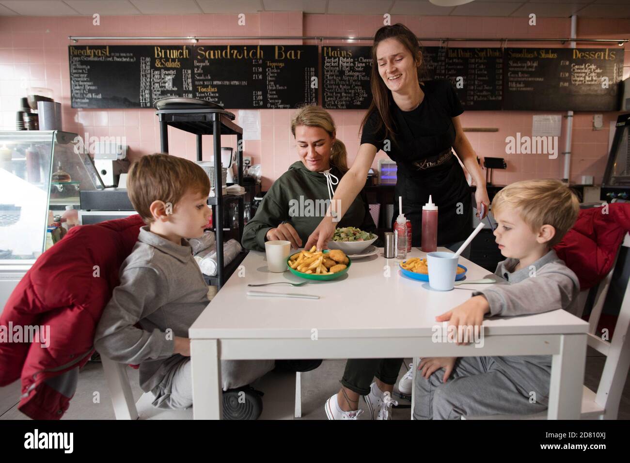 NEUÜBERMITTLUNG VON NAMEN LEIGH Anderson, mit ihren Söhnen Charlie Brown (links) und Albie Brown, essen eine Mahlzeit im Kitchen Cafe in Bermondsey, London, bieten kostenlose Schulmahlzeiten für Kinder über die Halbjahresferien. Gemeinden und Unternehmen versprechen weiterhin kostenlose Nahrung für Kinder in Not während der Halbzeitpause dieser Woche, nachdem die Regierung einen Labour-Antrag zur Verlängerung der kostenlosen Schulmahlzeiten in England über die Feiertage besiegt hat. Stockfoto