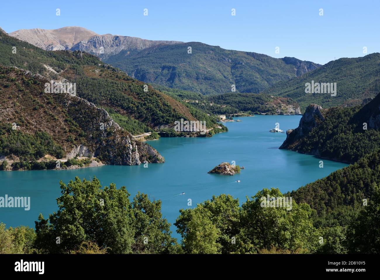 Luftaufnahme oder Hochwinkelansicht über den Castillon-See oder den Lac de Castillon im Regionalpark Verdon Gorge oder im Naturschutzgebiet Alpes-de-Haute-Provence Stockfoto