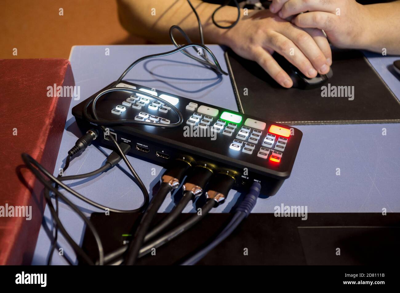 Bediener, der mit einem Multicamera-Strommischer arbeitet. Technologie Live-Streaming und Broadcast-Konzept Stockfoto