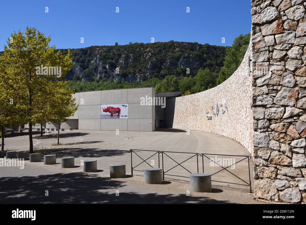 Haupteingang und Innenhof des Musée de Préhistoire des Gorges Du Verdon oder Museum der Vorgeschichte von Norman Foster (2001) In Quinson Provence Frankreich Stockfoto