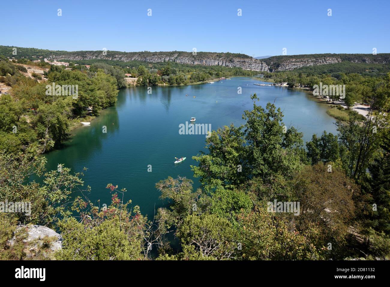 Luftaufnahme oder High-Angle Blick über Quinson Lake im Regionalpark Verdon Gorge oder Naturschutzgebiet Alpes-de-Haute-Provence Stockfoto