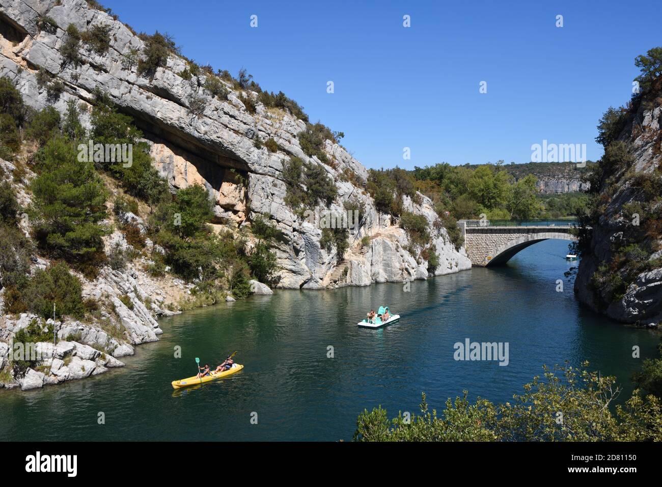 Touristen Kanufahren & auf Pedalo oder Paddelboot auf Lower Verdon Gorge oder Basses Gorges du Verdon, Quinson Alpes-de-Haute-Provence Provence Frankreich Stockfoto