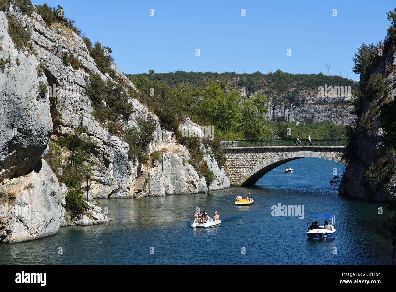 Touristen auf Tretboote oder Paddelboote auf Lower Verdon Gorge oder Basses Gorges du Verdon, & Brücke über Verdon River in Quinson Provence Frankreich Stockfoto