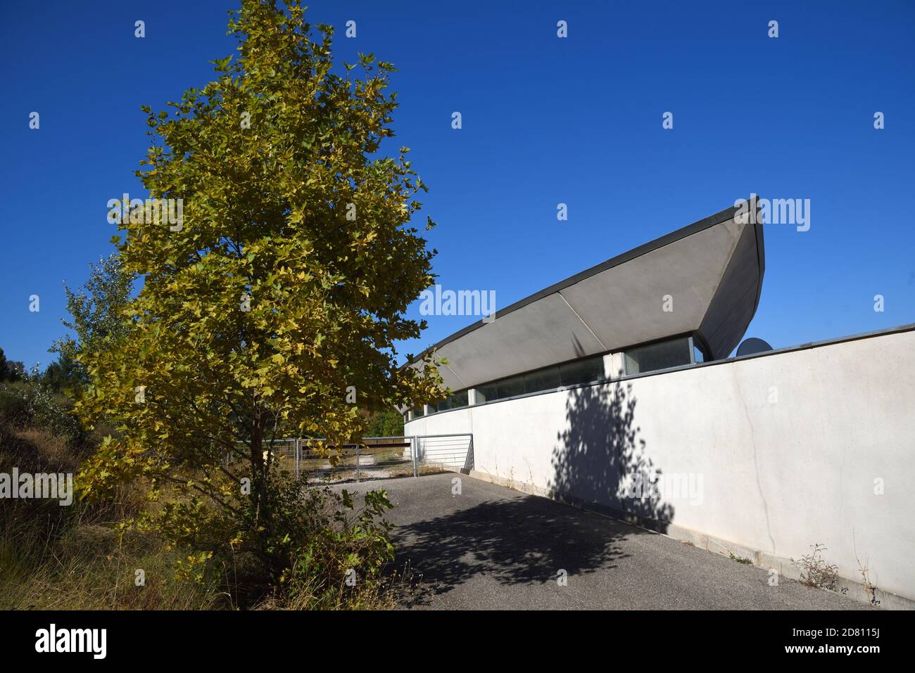 Prow-förmiges Dach und Dachfenster des Musée de Préhistoire Des Gorges du Verdon oder Museum der Vorgeschichte von Norman Foster (2001) in Quinson Provence Stockfoto