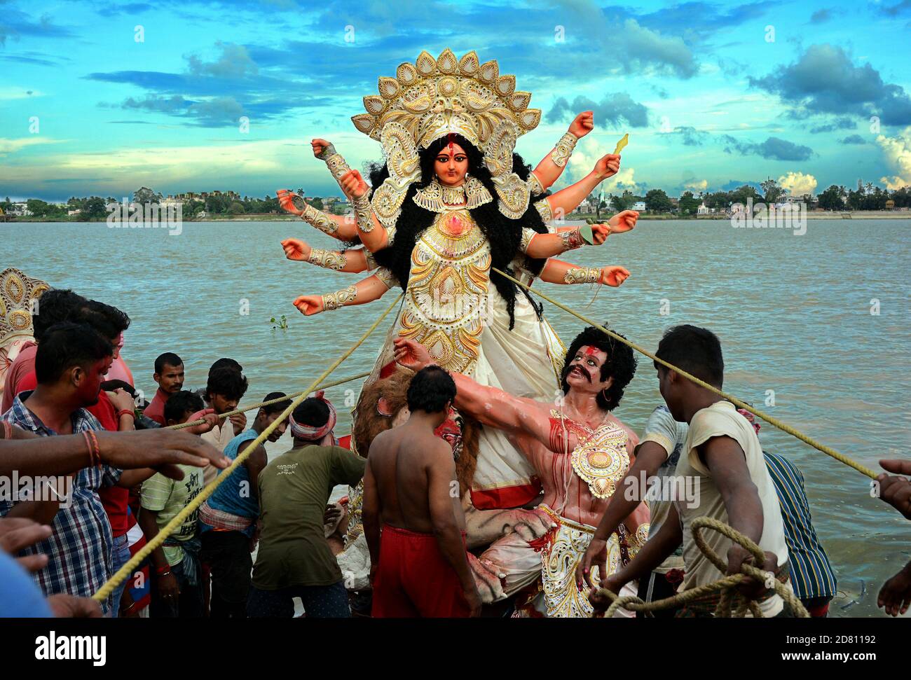 Eintauchen des Idols der Göttin Durga im Wasser nach Durga Puja in Chandannagar, Hooghly, Westbengalen. Stockfoto