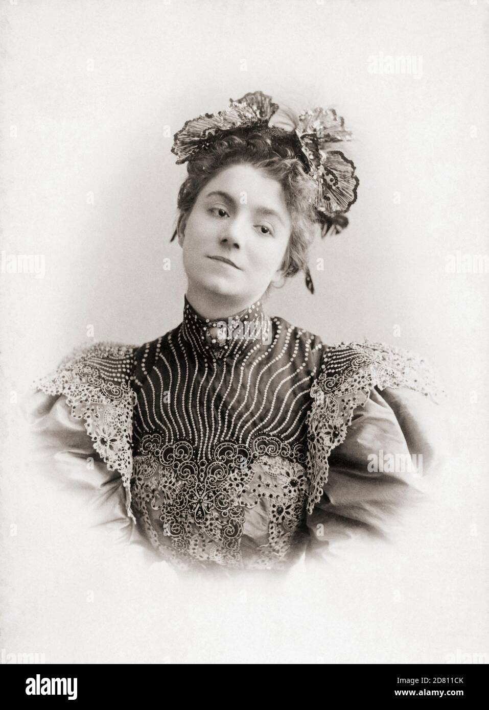 Yvette Guilbert, 1865 - 1944. Französische Kabarettsängerin und Schauspielerin. Toulouse Lautrec machte viele Skizzen und Porträts von ihr im Moulin Rouge, wo sie oft ganz oben auf der Rechnung war. 1932 wurde sie mit der Ehrenlegion als Botschafterin des französischen Liedes ausgezeichnet. Nach einer Fotografie des deutschen Fotografen Charles Reutlinger, 1816 - 1888. Stockfoto