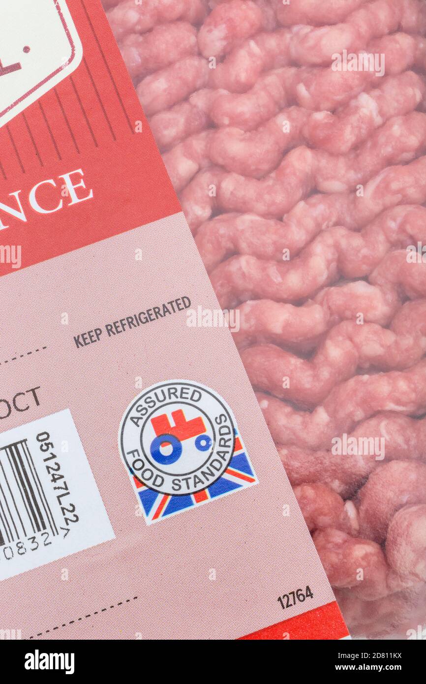 Kunststoff-Folie umwickelt Tesco Hackfleisch / Hackfleisch Rindfleisch mit Food Assured Standard roten Traktor-Logo. Britische Bauernprodukte, Union Jack auf Lebensmittelverpackung Stockfoto